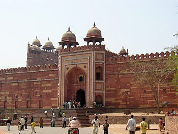 a building complex to house salim chisti's tomb